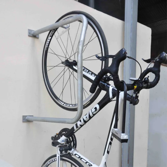 Wandmontierter, schwarz pulverbeschichteter Fahrradständer aus Metall